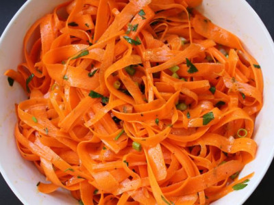 Простой морковный салат с грецкими орехами