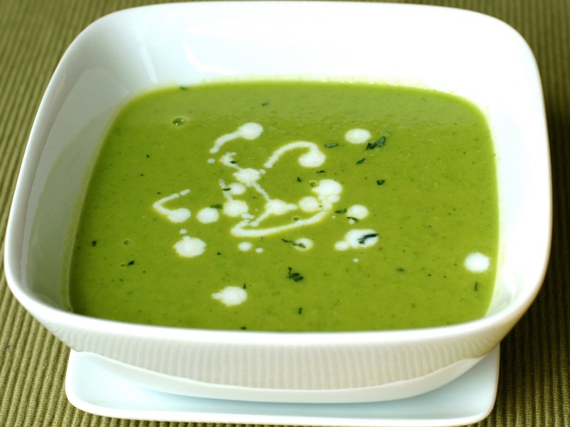 Зеленый суп из горошка с беконом