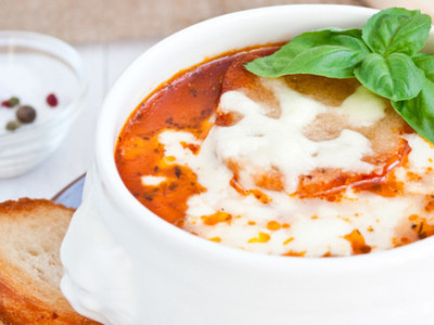 Томатный суп с фрикадельками и сыром пармезан