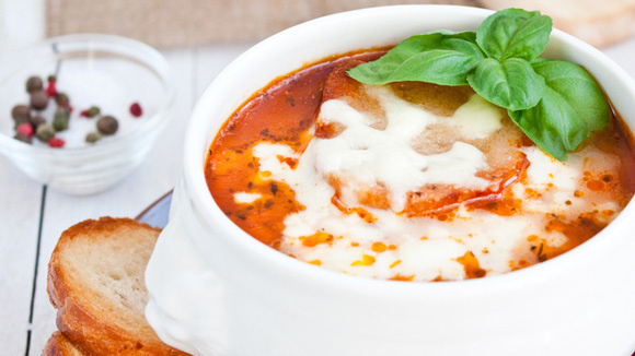 Томатный суп с фрикадельками и сыром пармезан
