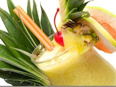 Алкогольный коктейль с соком ананаса \»Куантро\»