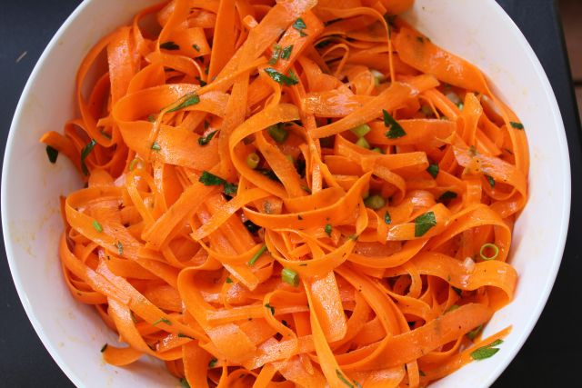 Простой морковный салат с грецкими орехами